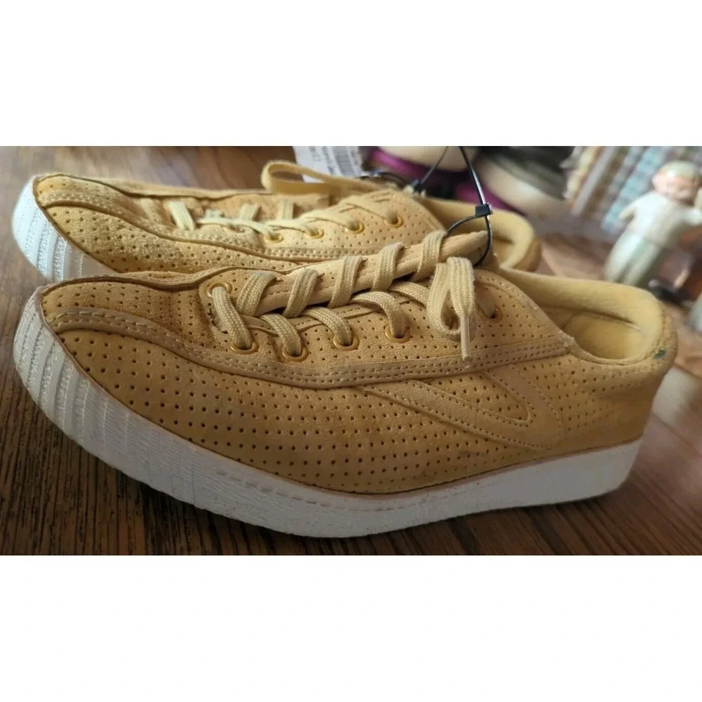 TRETORN Vintage Women's Yellow Suede Lace up Sneaker ‎ 8.5/39 Retro Original